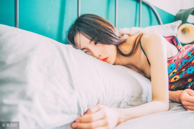 小说:十几年不见,她再也不是小孩子了,男人看她的眼神饱含深意