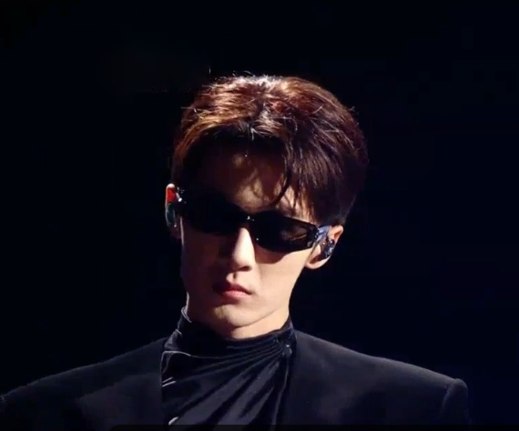 2025跨年晚会大比拼，东方卫视脱颖而出，果然真诚才是必杀技！