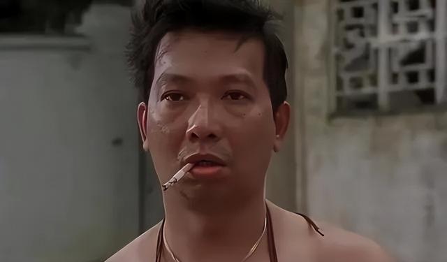 周星驰“御用闲人”近况曝光!满头白发面色暗淡,网友直呼认不出