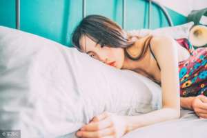 楚晴(小说：十几年不见，她再也不是小孩子了，男人看她的眼神饱含深意)