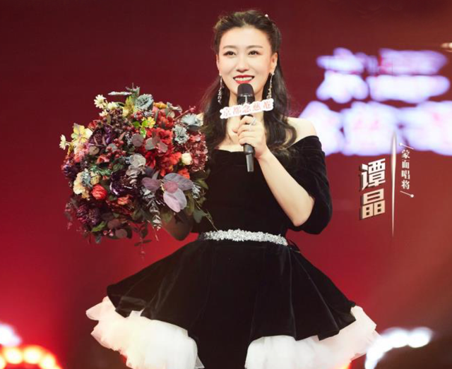 12次登上春晚，6次献唱奥运，嫁给院士邓中翰的谭晶如今怎样了？