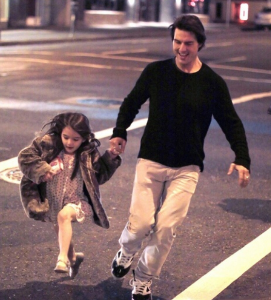 阿汤哥的女儿：18岁身高超过1.7米，长得越来越像母亲很漂亮