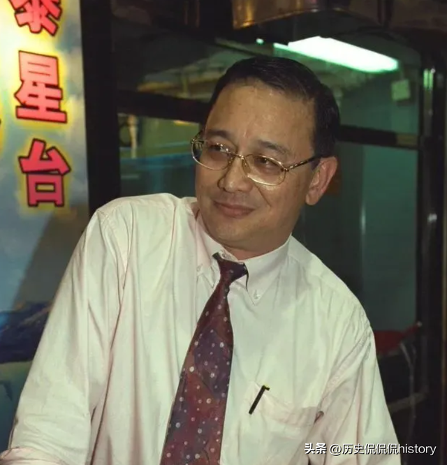 香港“三级片”教父，曹查理经典Pose依旧欠揍，女演员纷纷怀念