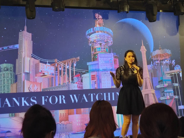 60岁周星驰罕晒近照!与爱犬合影互动不断,隔空嘟嘴献吻显宠溺