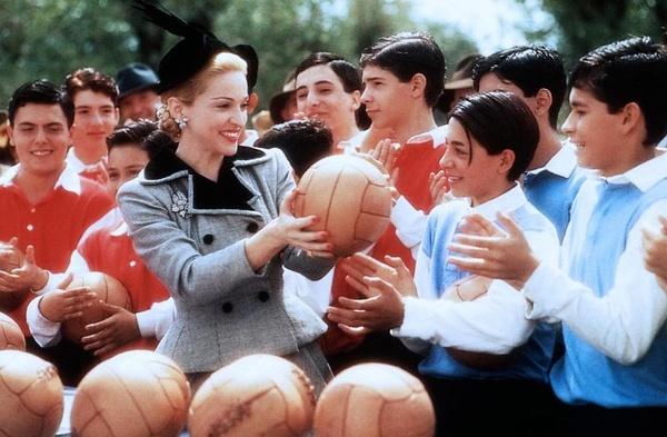 她的一生充满争议，却让整个阿根廷为她哭泣｜跟着电影去旅行