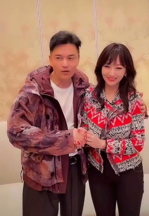 66岁赵雅芝与64岁吕良伟亲密同框，嫩似一对小情侣，与周润发似两代人