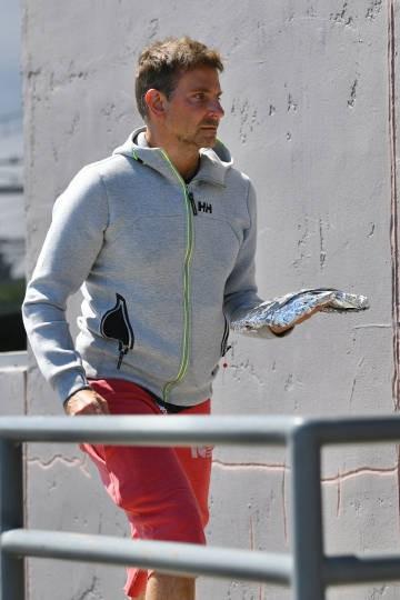 46岁浣熊布莱德利手托披萨出门，一字拖太抢眼，网友：老了也很帅