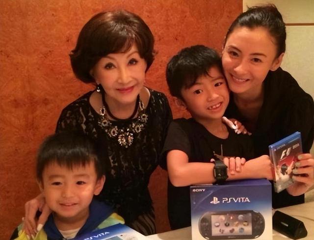 张柏芝母亲戴莎莉，16岁怀孕，四段婚姻，55岁还全裸拍三级片