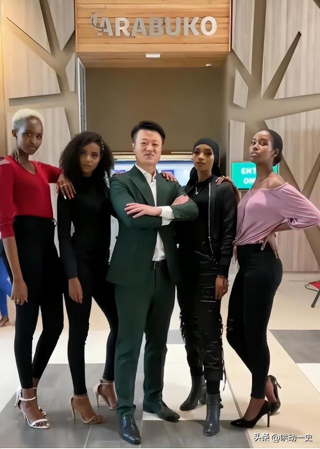 非洲土皇帝王垚：丰臀辣妹当助理，生活奢靡为何多次被官媒表扬？