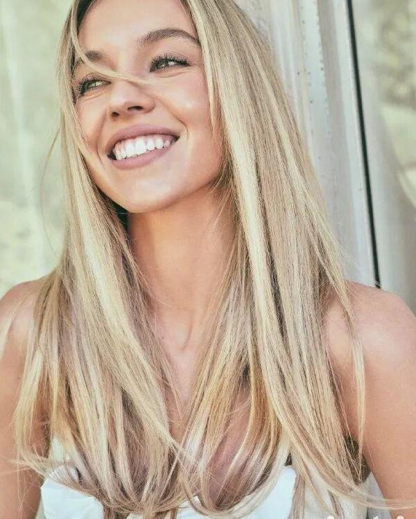 “悉尼妹”杂志写真狂秀乳沟和大美腿!魔鬼身材性感火辣