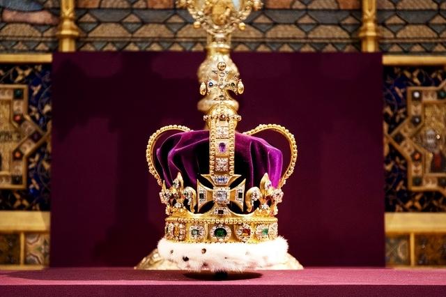 别低头，王冠会掉！18年女王吐槽1.28公斤的帝国王冠：会压断脖子