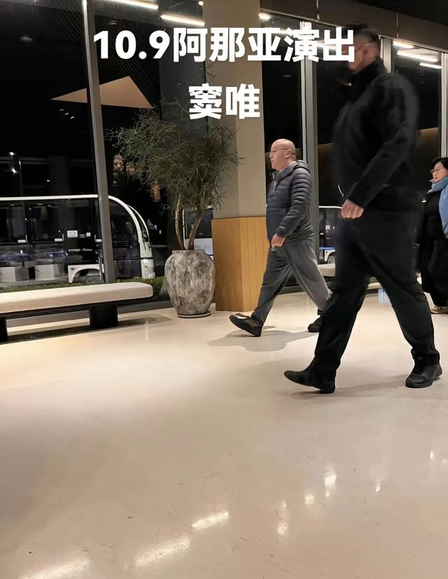 窦唯现状曝光：隐居阿那亚，秃顶头发花白索性剃光头，偶尔会演出