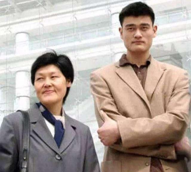 姚明女儿没有170？看站他身边168的范冰冰和172的撒贝宁就知道了