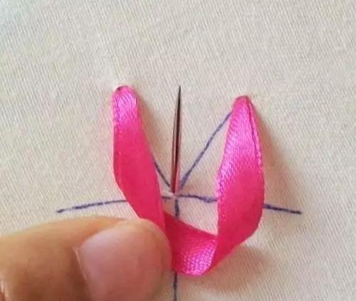 美不胜收的丝带绣,会不会针法都可学会,快收藏!附7款花叶针法