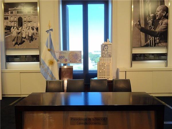 她的一生充满争议，却让整个阿根廷为她哭泣｜跟着电影去旅行