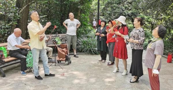 中山公园“隐秘的角落”，有着上海阿姨爷叔的音乐江湖