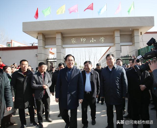 许家印阔别20年再回乡 回报乡里感念师恩