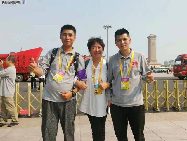 身高一米八 跪地40分钟保持1米以下为了啥?