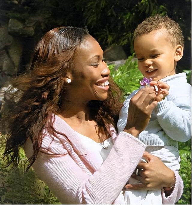 摩纳哥亲王重口味:爱上大嘴空姐,承认私生子,夏琳王妃被她打败