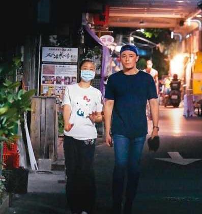 40岁霍建华变大饼脸，发福成油腻大叔，44岁林心如状态却如少女