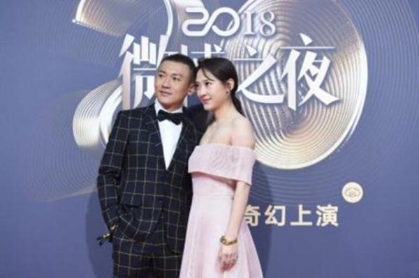 聂远携手妻子走红毯，“正宫娘娘”一袭粉裙太美艳，原来这么会穿