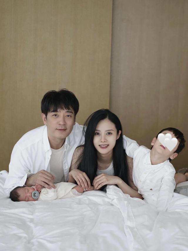 隋雨蒙李光洁享受浪漫二人世界,结婚5周年恩爱甜蜜,俩儿子好帅