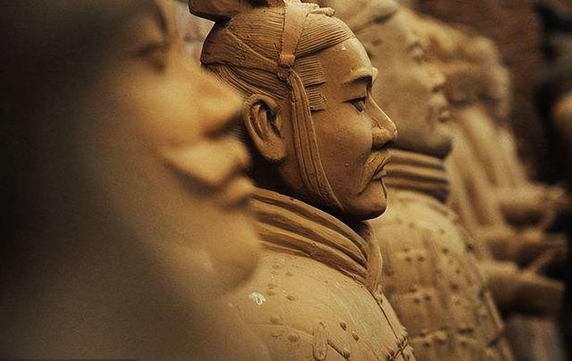 秦始皇兵马俑，是用活人烧制的？这尊裂开的兵马俑，解开了真相