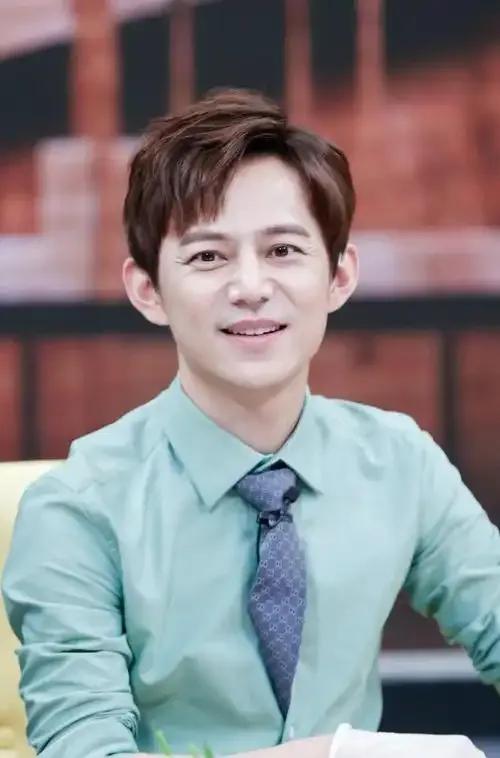 那年谁陪你看“栀子花开”是何炅吗