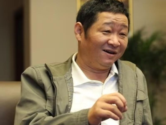 55岁赵亮现状:带模特老婆深山养鸡16年,俩儿子像谁一目了然