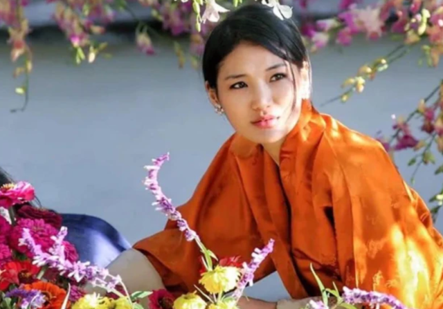 不丹老国王娶4个亲姐妹，个个肤白貌美丹凤眼，生下5颗耀眼明珠