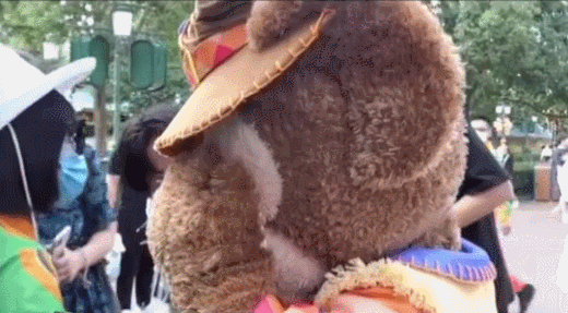 排队7小时，只为她砸钱：玲娜贝儿到底啥来头？