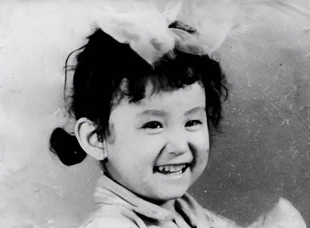 12次登上春晚，6次献唱奥运，嫁给院士邓中翰的谭晶如今怎样了？