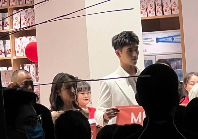 被张子枫身高刷屏，网友称她只有150厘米，可能吗