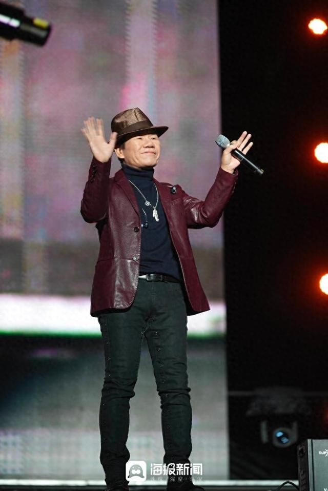 日照群星演唱会!赵传深情演唱《我是一只小小鸟》全场观众跟唱!