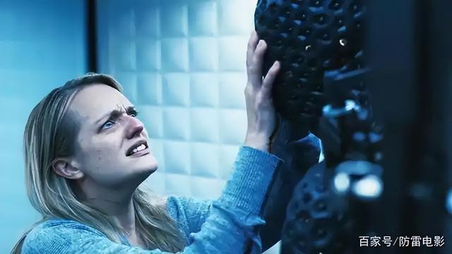 一家三口躲在木屋躲避未知生物捕杀，孰料一回头丈夫已经变异