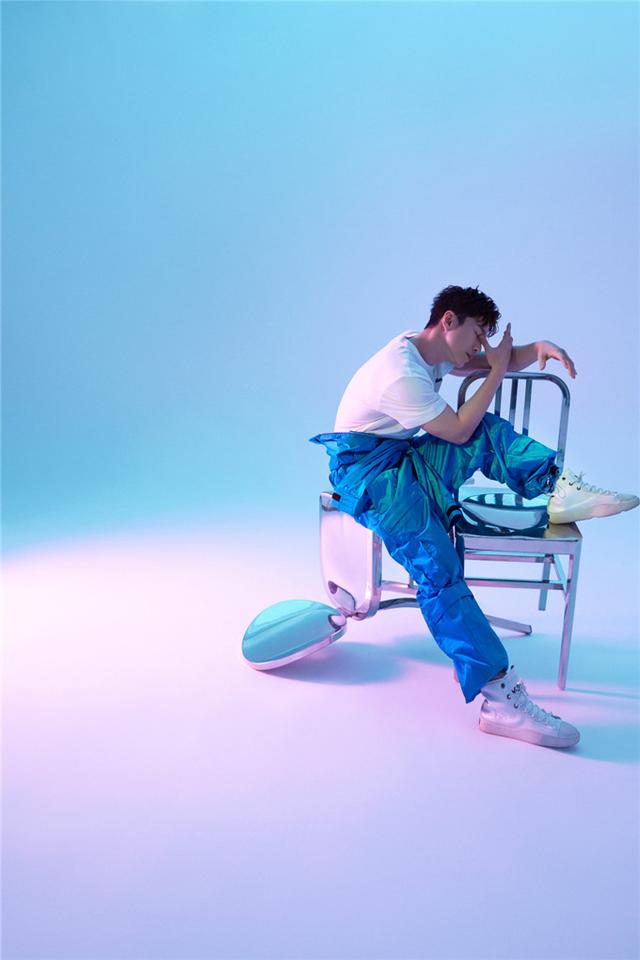 王冠逸质感大片曝光 深邃眼神显成熟魅力