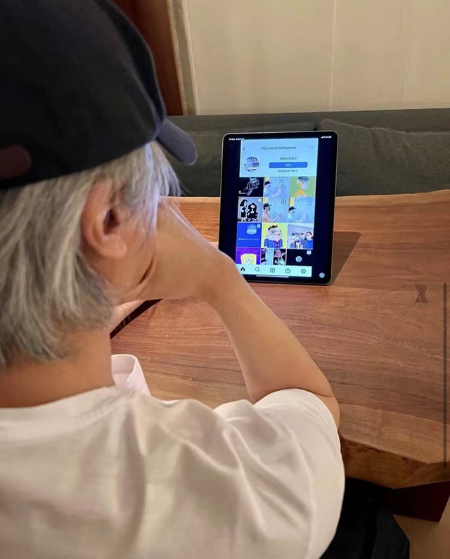 60岁周星驰罕晒近照!与爱犬合影互动不断,隔空嘟嘴献吻显宠溺