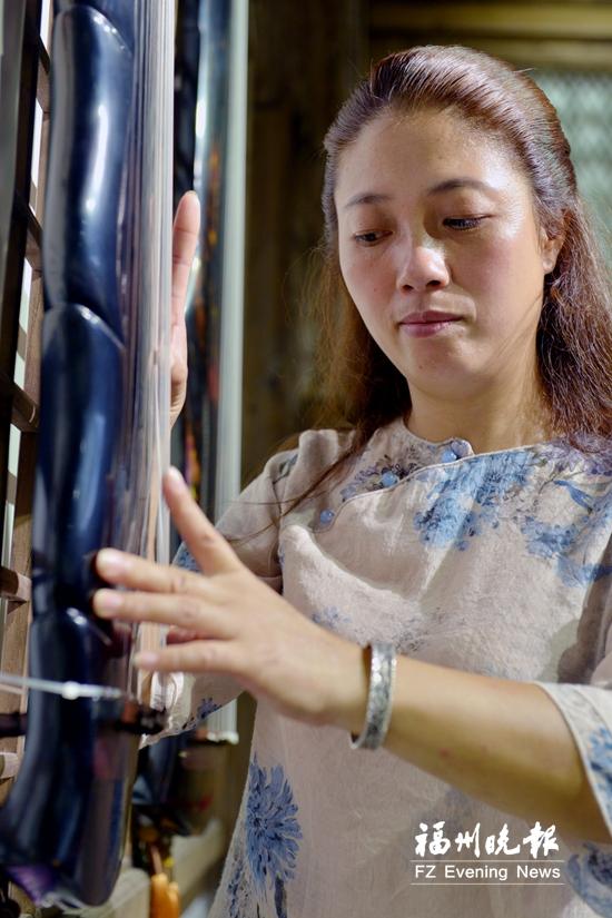 在南后街“邂逅”福建唯一女斫琴师