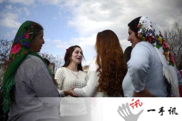 保加利亚新娘集市上演爱情买卖 当地人称新娘市场