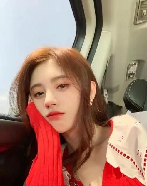 鞠婧祎吸血鬼造型太绝了！妩媚把黑夜占据，鞠姐的妆造果然值得期待