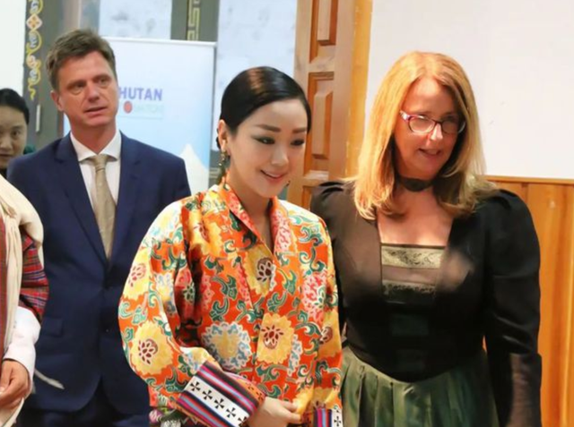 不丹老国王娶4个亲姐妹，个个肤白貌美丹凤眼，生下5颗耀眼明珠