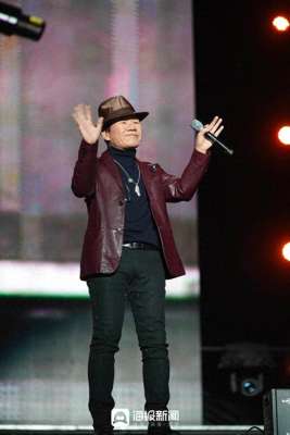 赵传演唱会(日照群星演唱会赵传深情演唱《我是一只小小鸟》全场观众跟唱)