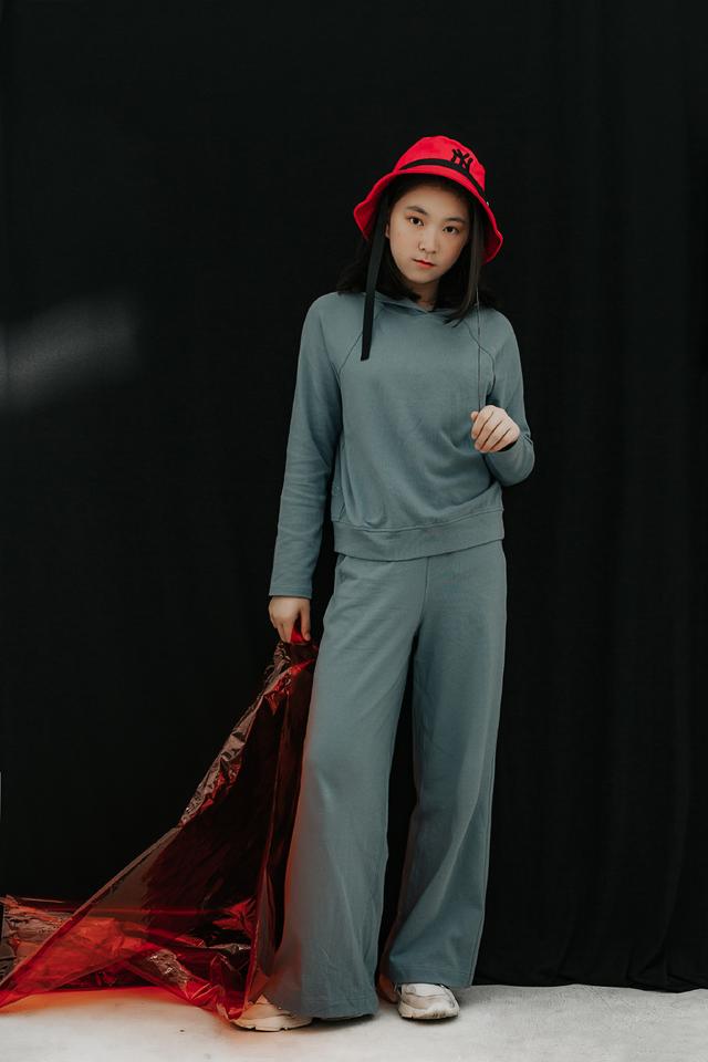 《舞法天女》的苏爱蕾，如今16岁是一名高中生，近照又高又瘦