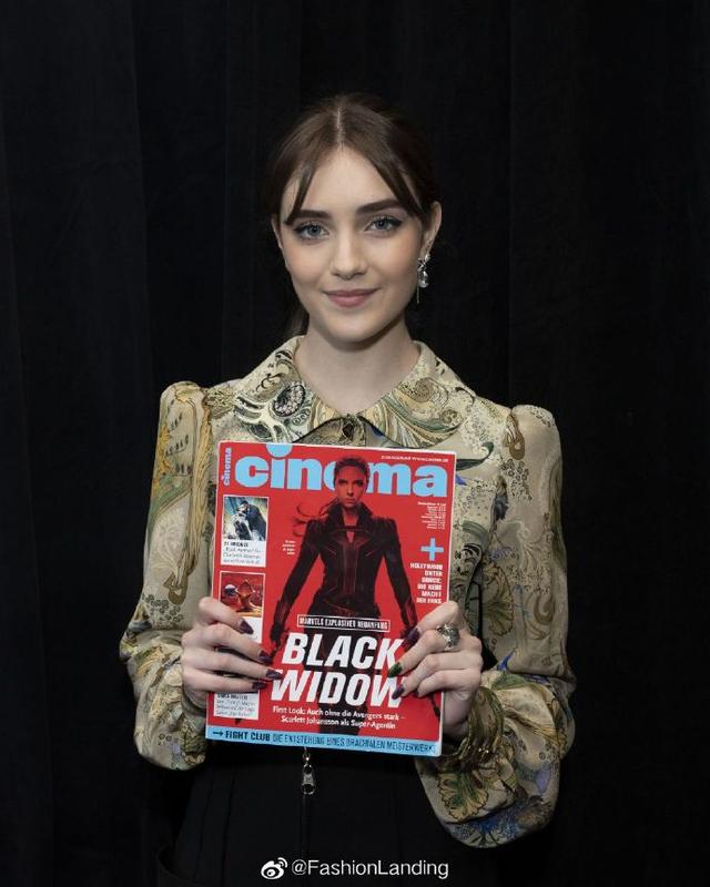 塔莉娅·莱德气质亮相，印花衬衫+高腰裤，很有时尚感