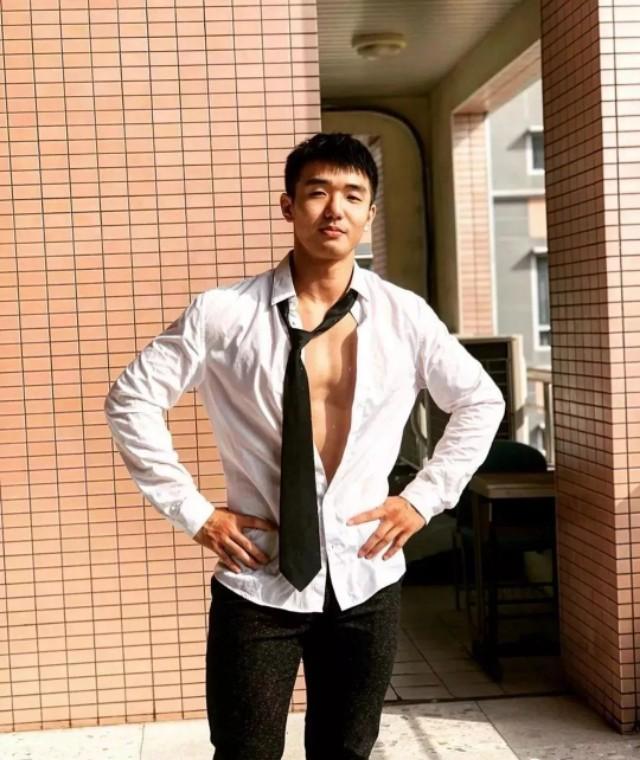 奶凶小狼狗和教练“基情”满满， 真是个单纯大男孩！