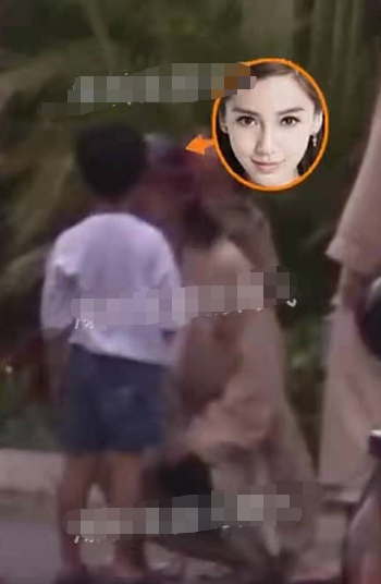 baby与儿子现身三亚，母子当街甩手闹别扭，小海绵撒娇抱腿超呆萌