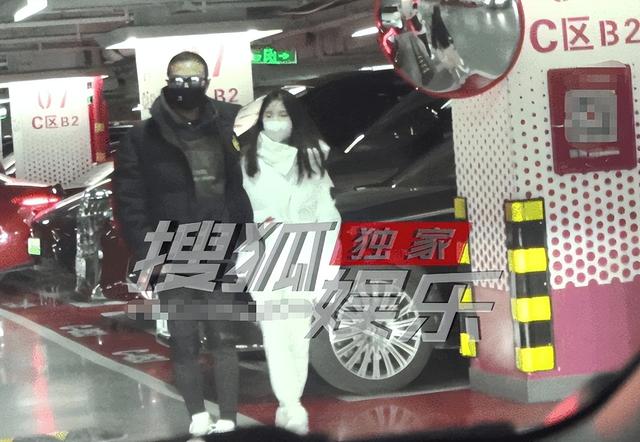 汪峰次女汪璟怡罕露面，贴心挑首饰为章子怡庆生，长相遗传康作如