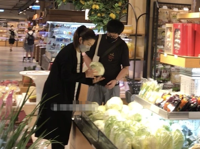 任家萱与小7岁男友约会！手臂烧伤疤痕明显，两人无名指婚戒抢眼