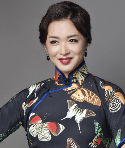 52岁金星重回男儿本色，全身男装素颜走街，网友感慨：太飒了