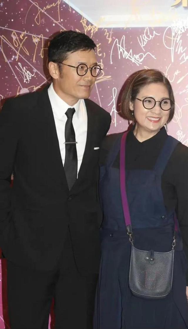 苗侨伟女儿曝泳装照！33岁苗彤小麦肌肤身材火辣，美貌遗传戚美珍